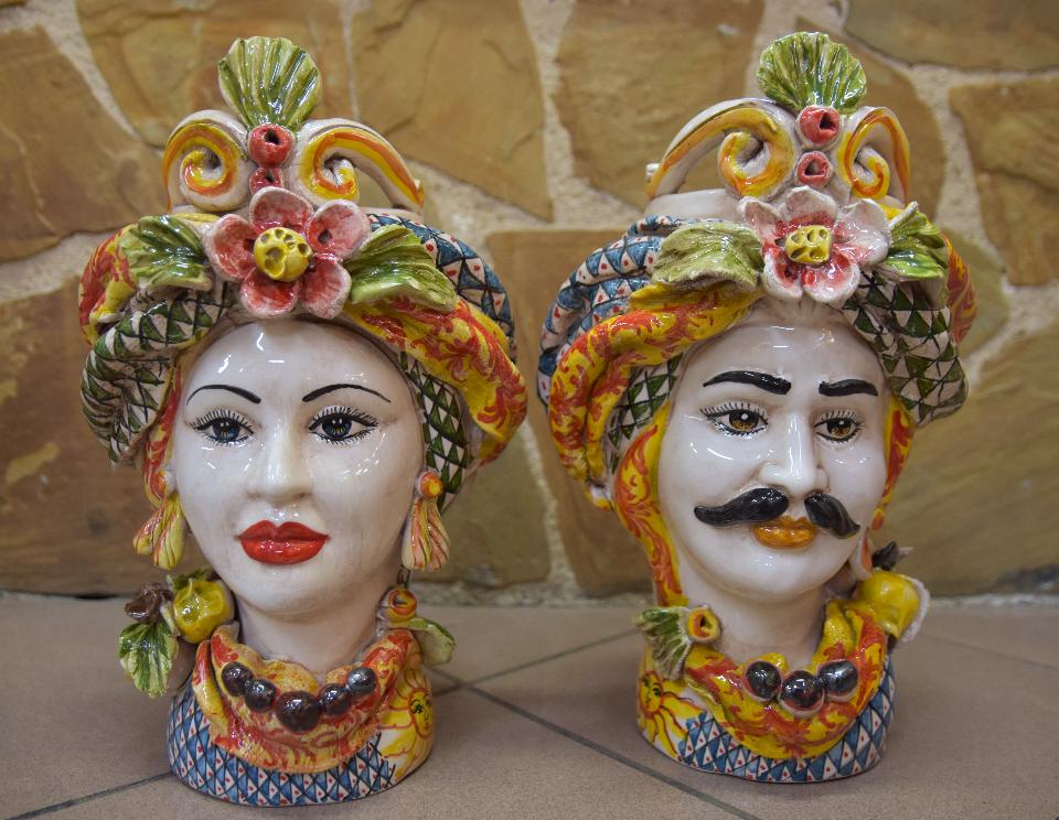 Coppia Teste di moro con corona e turbante decoro carretto siciliano Produzione artigianale di Caltagirone h.30cm