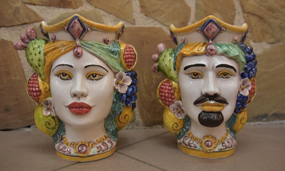 NEW Coppia teste di moro con frutta e fichi d'india moderne Produzione artigianale di Caltagirone h.25cm