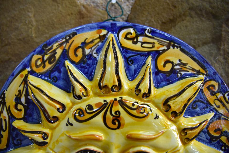Sole in ceramica da parete Produzione artigianale di Caltagirone diametro 30cm