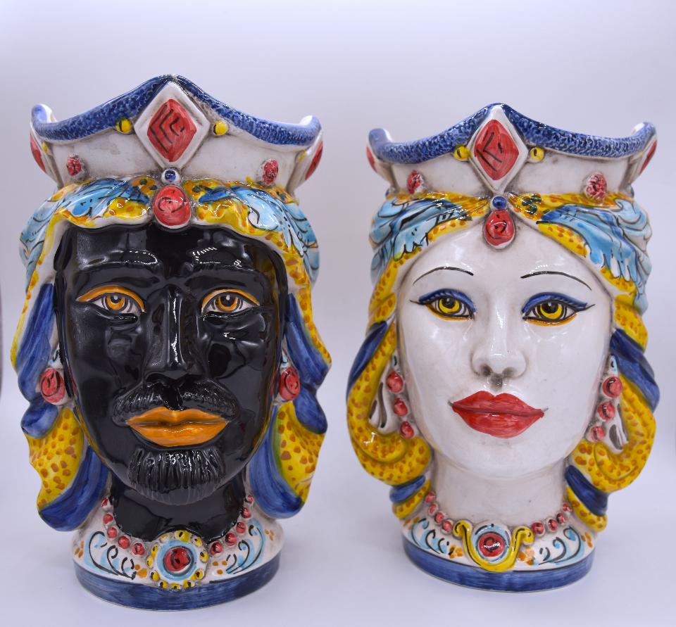 Teste di moro gioiello moderne decoro ornato giallo e blu in ceramica siciliana Produzione artigianale di Caltagirone h.20cm