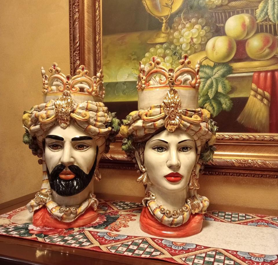 Coppia Teste di moro con frutta, oro, turbante e corona Produzione artigianale di Caltagirone h.40 cm