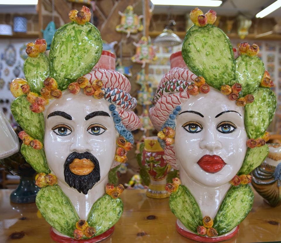 Coppia Teste di moro con fichi d'india Produzione artigianale di Caltagirone h.45 cm