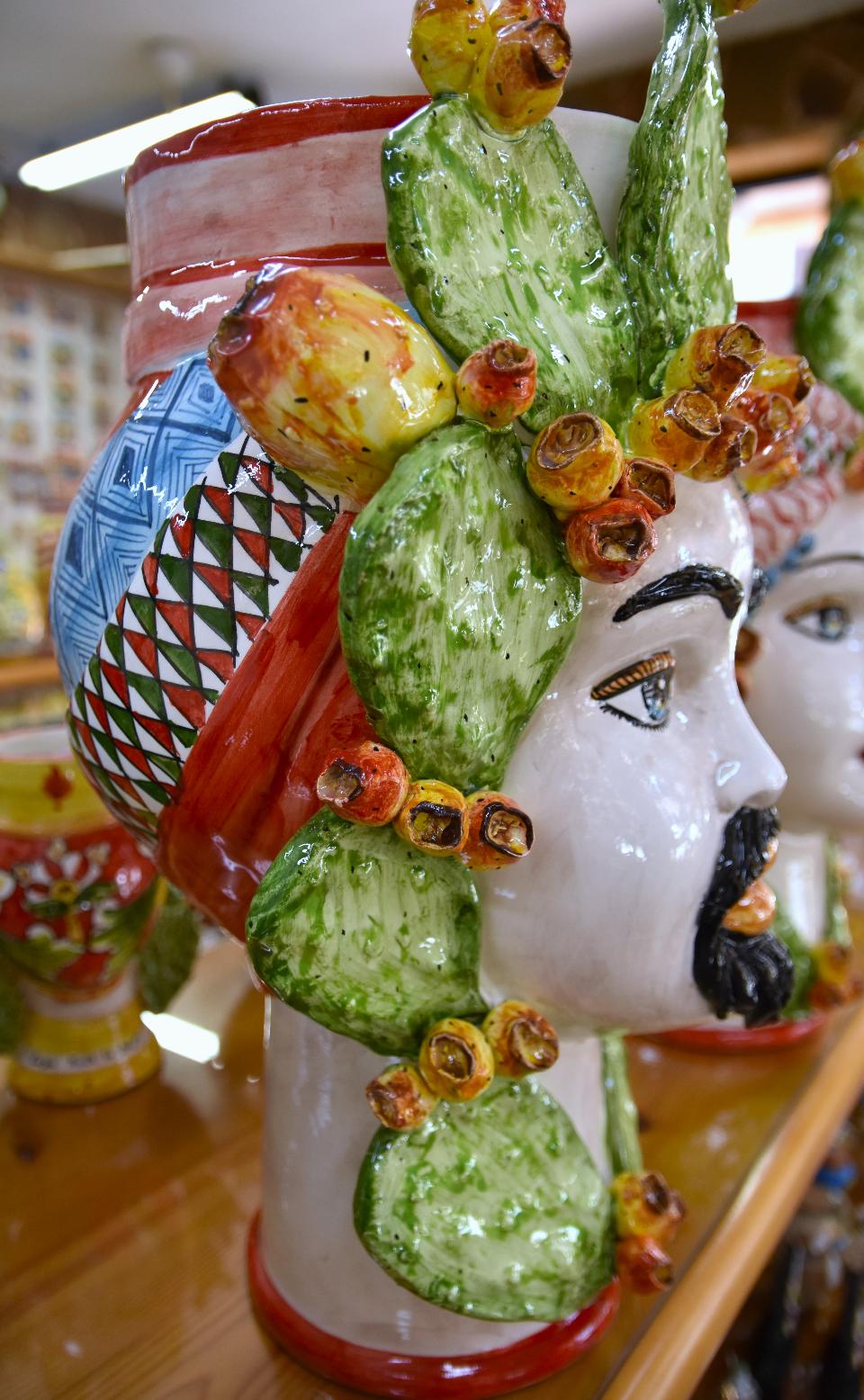 Coppia Teste di moro con fichi d'india Produzione artigianale di Caltagirone h.45 cm
