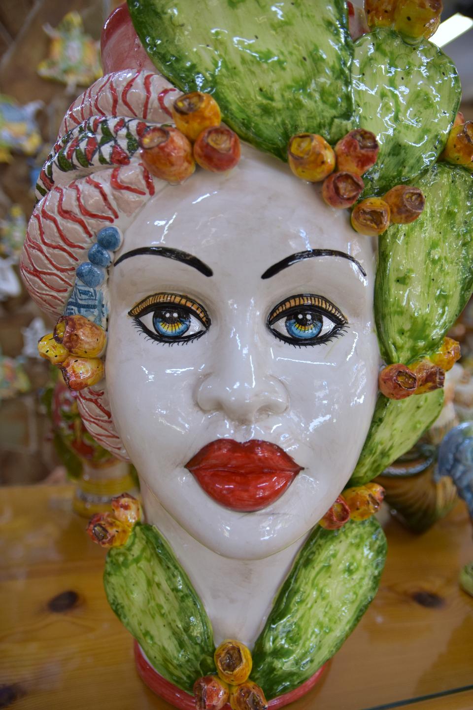 Coppia Teste di moro con fichi d'india Produzione artigianale di Caltagirone h.45 cm