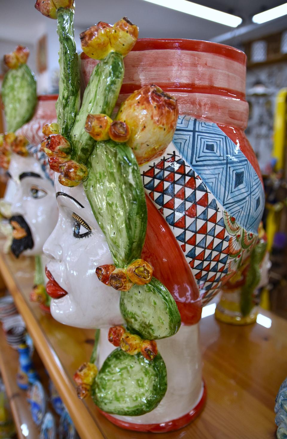 Coppia Teste di moro con fichi d'india Produzione artigianale di Caltagirone h.45 cm