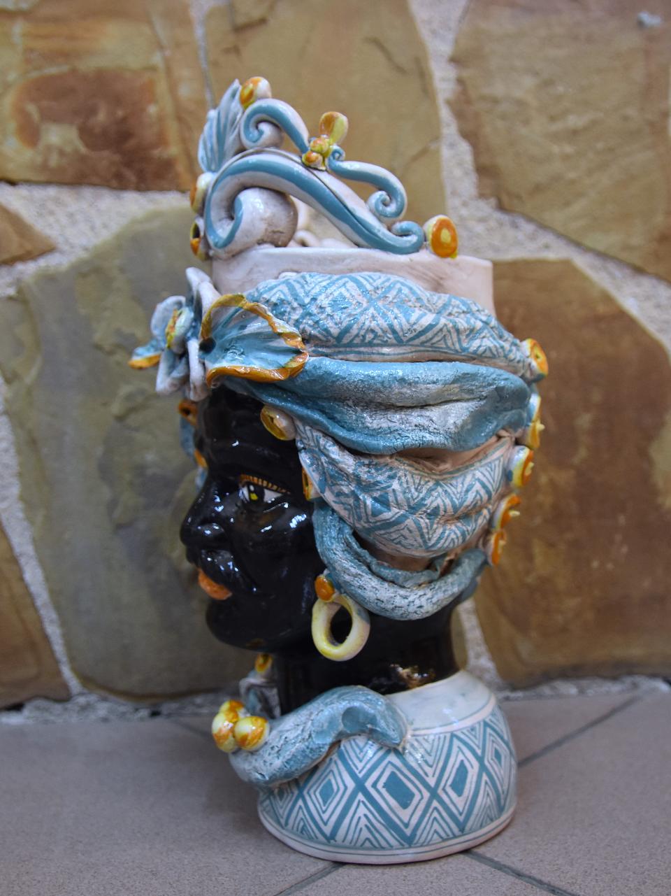 Coppia Teste di moro con corona e turbante azzurre Produzione artigianale di Caltagirone h.30 cm