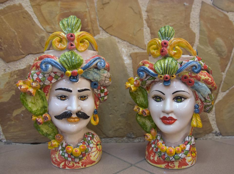 Coppia Teste di moro con fichi d'india e decoro siciliano Produzione artigianale di Caltagirone h.30cm