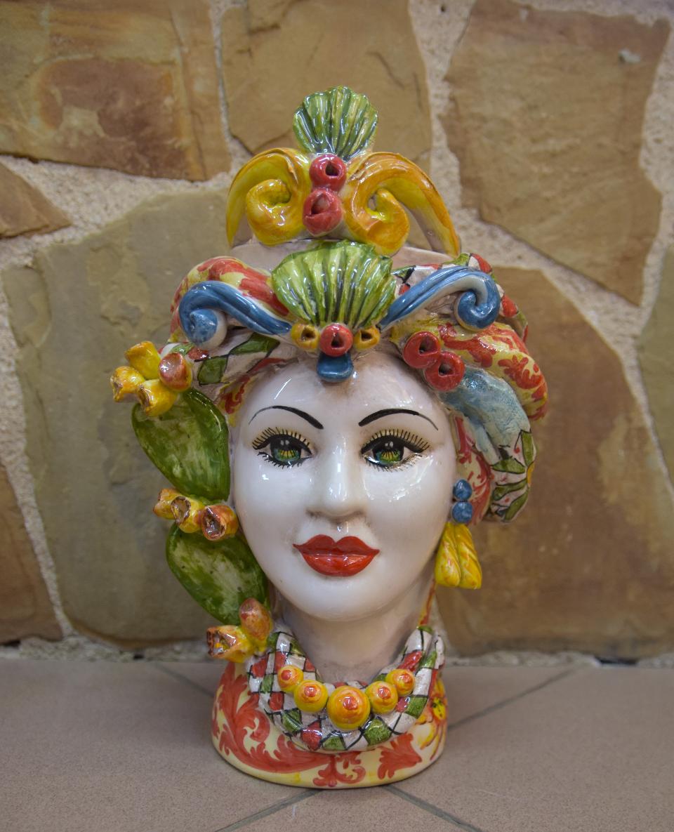 Coppia Teste di moro con fichi d'india e decoro siciliano Produzione artigianale di Caltagirone h.30cm