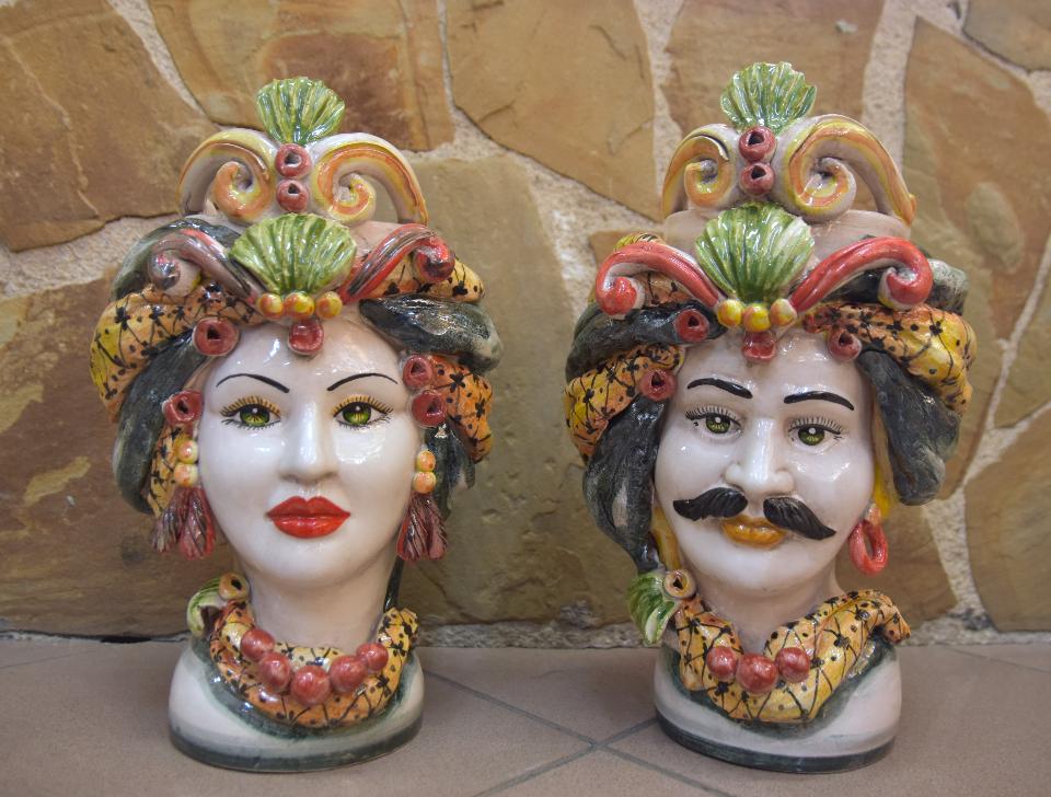Coppia Teste di moro con corona e turbante decorate Produzione artigianale di Caltagirone h.30cm