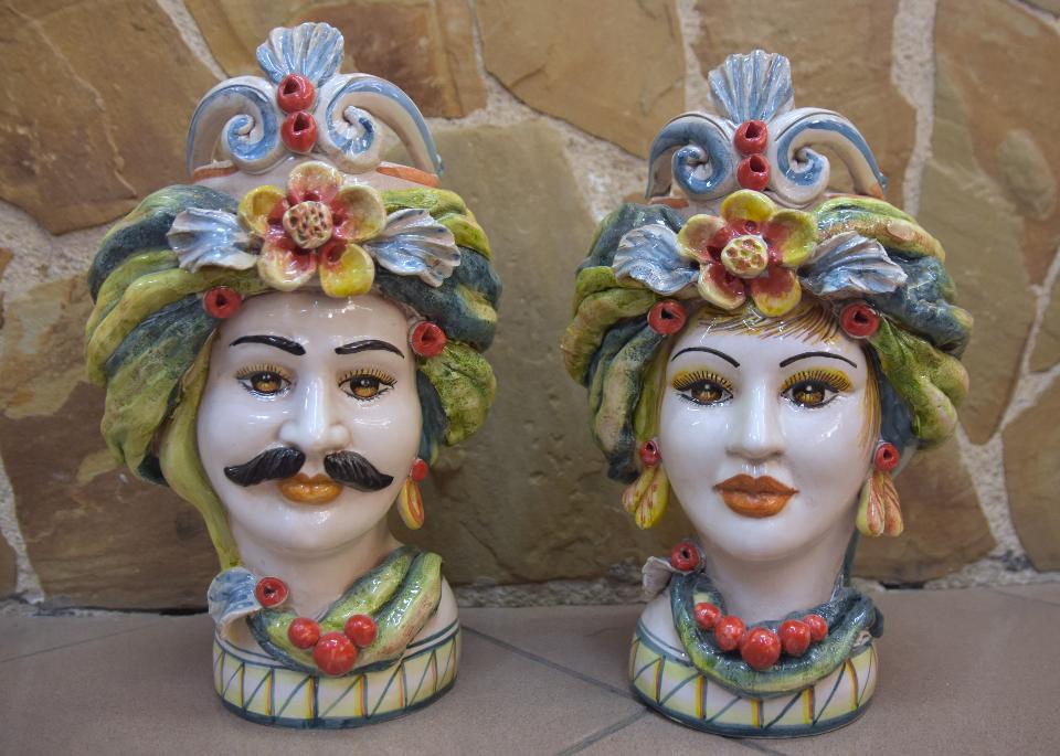 Coppia Teste di moro con corona e turbante decoro verde foglia Produzione artigianale di Caltagirone h.30cm