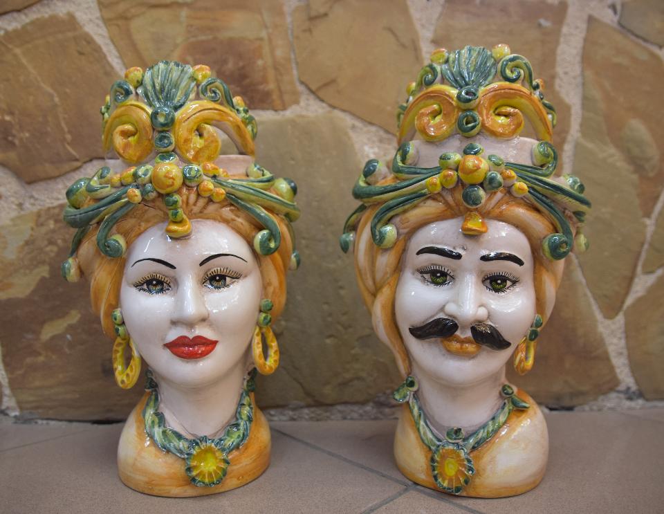 Coppia Teste di moro con corona decoro giallo e verde Produzione artigianale di Caltagirone h.30cm