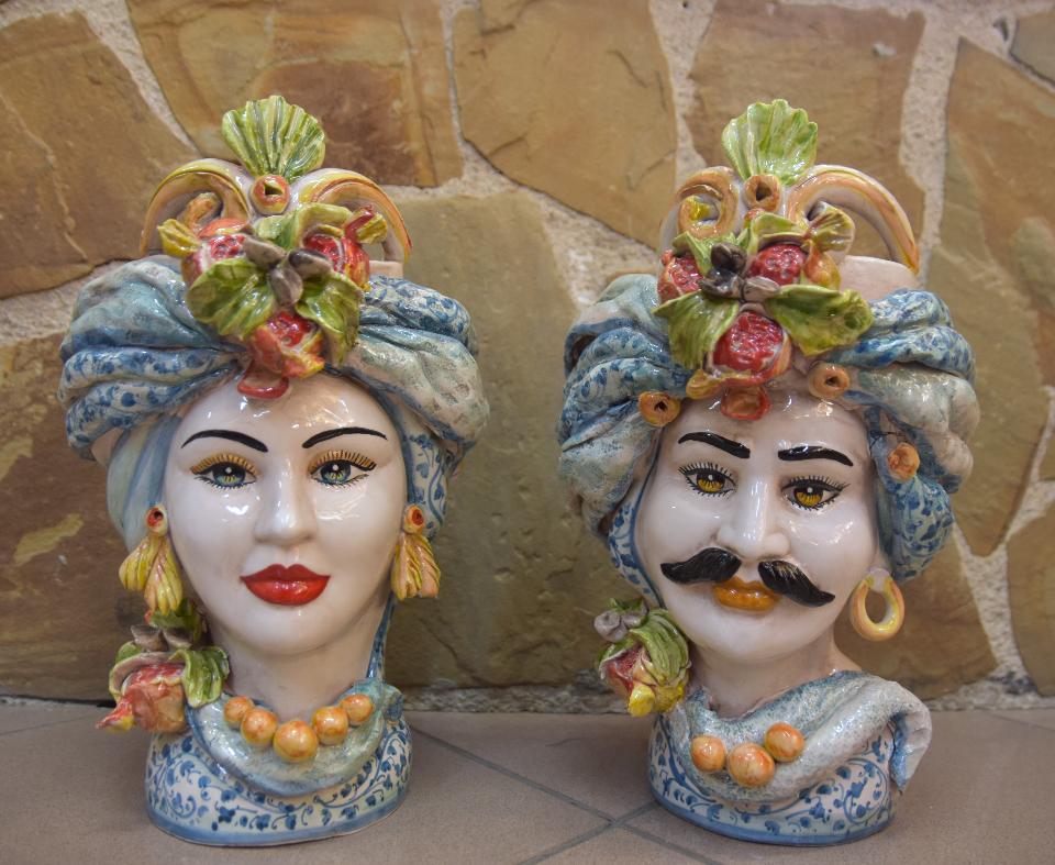 Coppia Teste di moro con corona, turbante e melograni Produzione artigianale di Caltagirone h.30cm