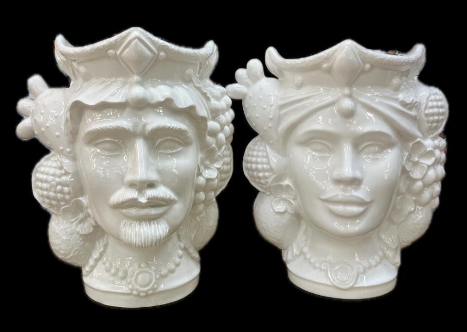 Teste di Moro con frutta e fichi d'india moderne bianche monocolore in ceramica siciliana Produzione artigianale di Caltagirone h.25cm