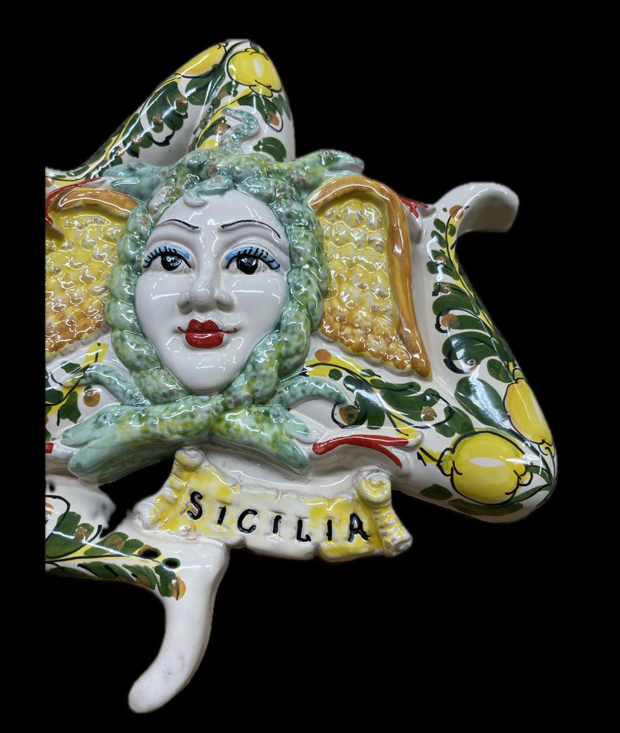 Trinacria media decorata Produzione artigianale di Caltagirone H 30cm