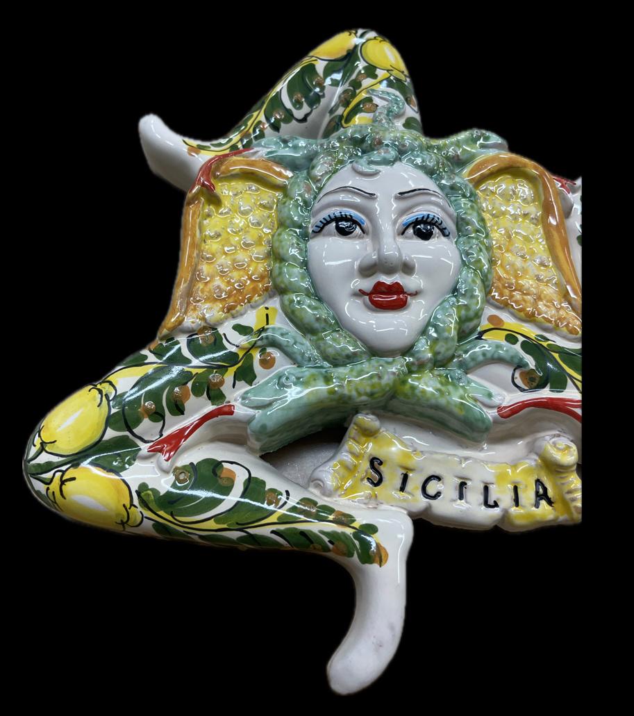 Trinacria media decorata Produzione artigianale di Caltagirone H 30cm