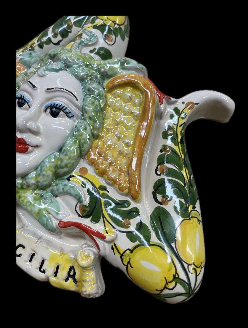 Trinacria media decorata Produzione artigianale di Caltagirone H 30cm