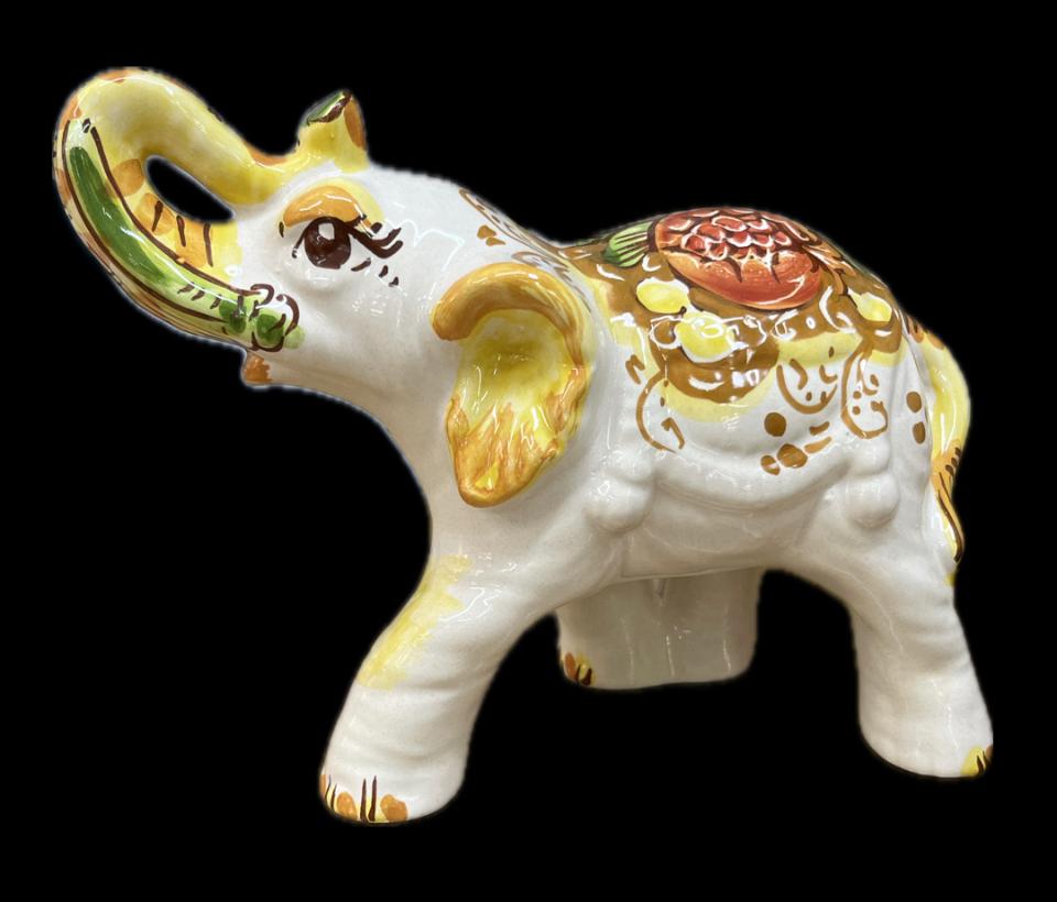 Elefante portafortuna in ceramica siciliana decoro melograno Produzione artigianale di Caltagirone lunghezza 21cm