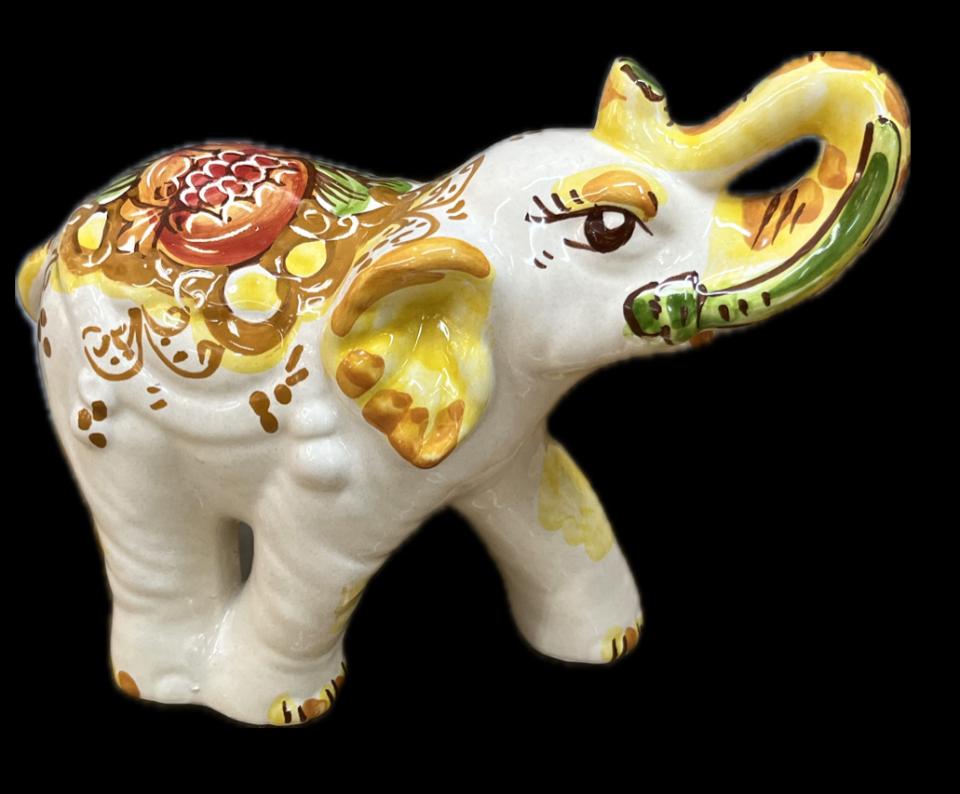 Elefante portafortuna in ceramica siciliana decoro melograno Produzione artigianale di Caltagirone lunghezza 21cm