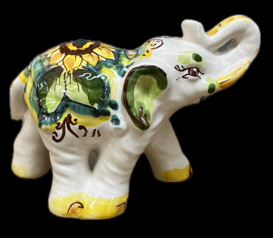 Elefante portafortuna in ceramica siciliana con girasoli Produzione artigianale di Caltagirone lunghezza 16cm