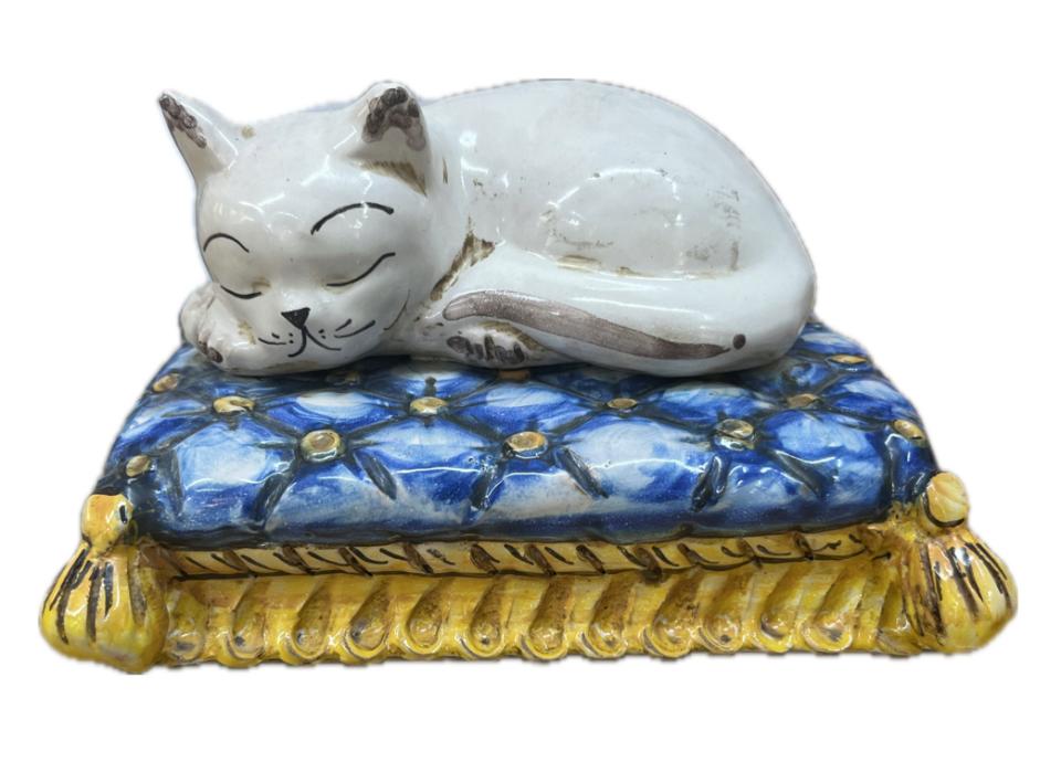 Gatto in ceramica su cuscino Produzione artigianale di Caltagirone lunghezza 20cm