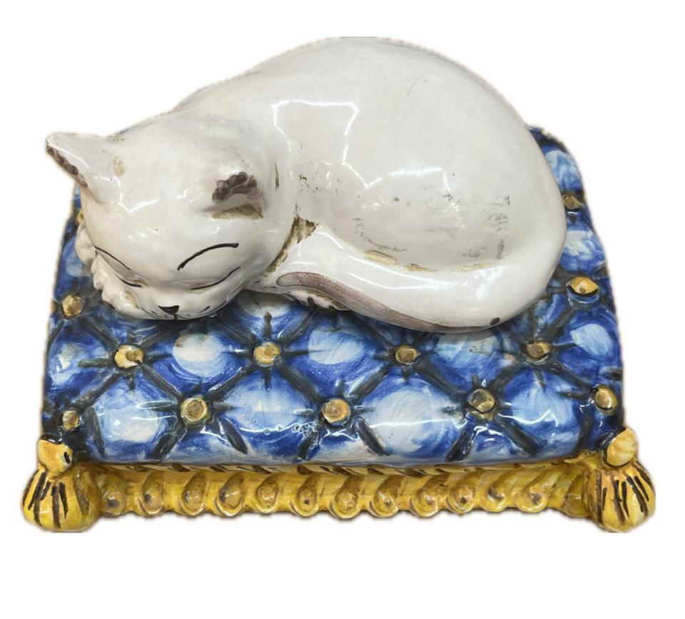 Gatto in ceramica su cuscino Produzione artigianale di Caltagirone lunghezza 20cm