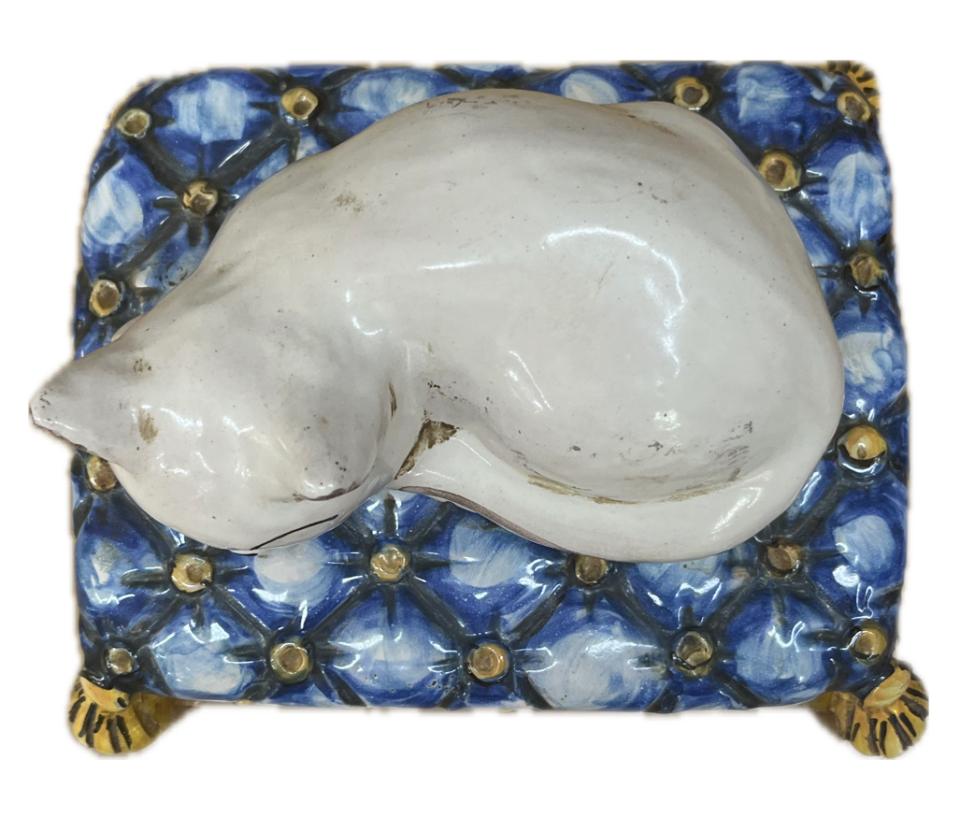Gatto in ceramica su cuscino Produzione artigianale di Caltagirone lunghezza 20cm