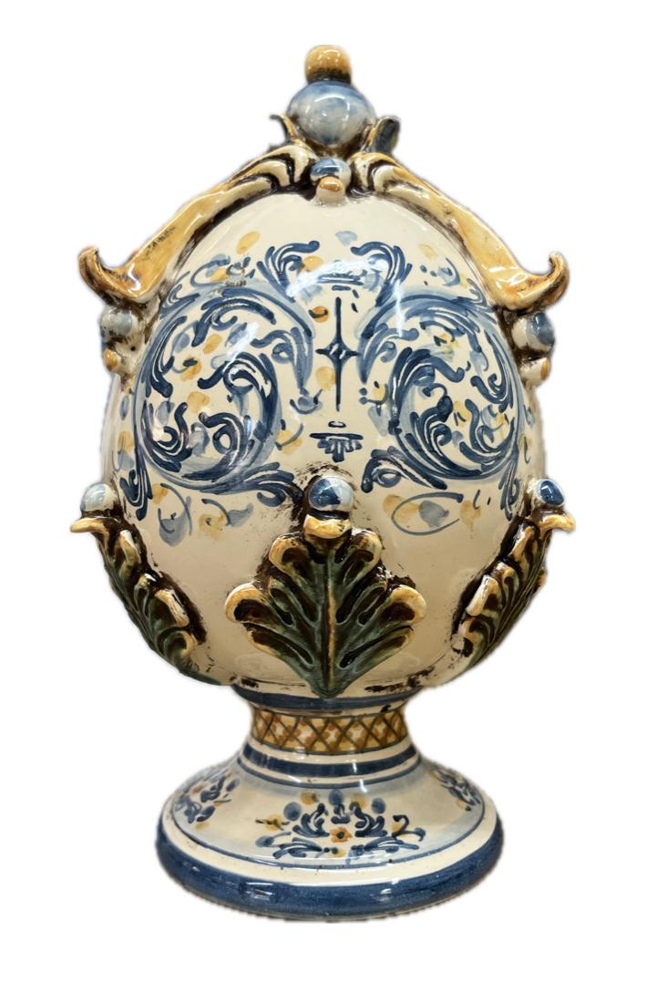 Uovo in ceramica siciliana con base Produzione artigianale di Caltagirone h.26cm