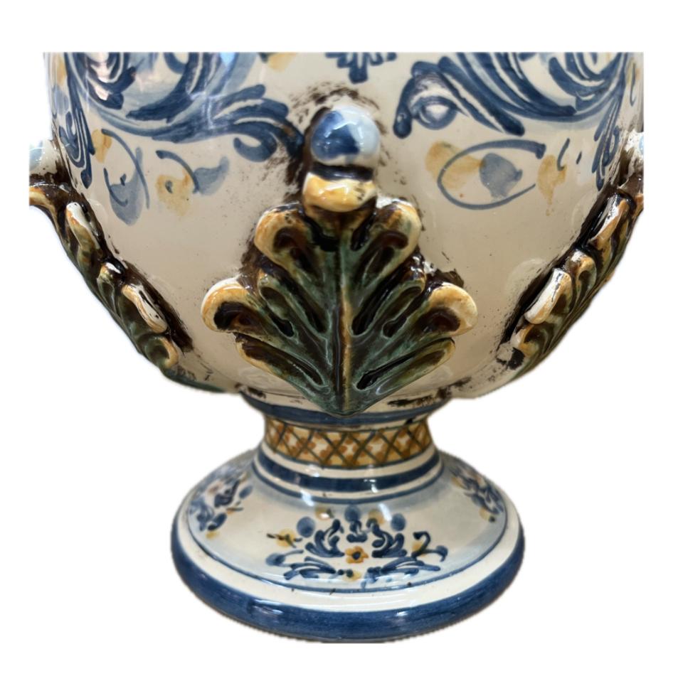 Uovo in ceramica siciliana con base Produzione artigianale di Caltagirone h.26cm