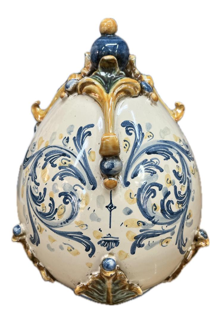 Uovo decoro plastico arancione e blu in ceramica siciliana Produzione artigianale di Caltagirone h.22cm