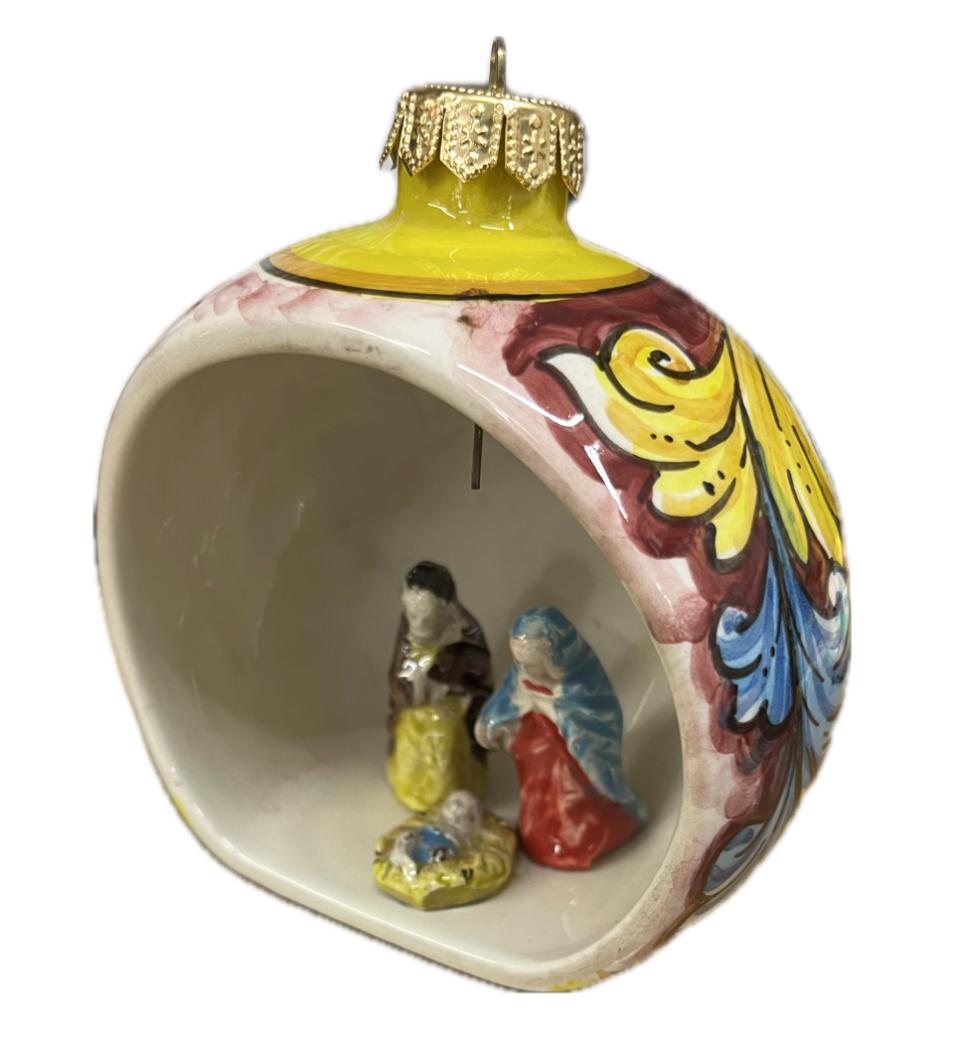 Pallina con presepe in ceramica Produzione artigianale di Caltagirone H 12cm