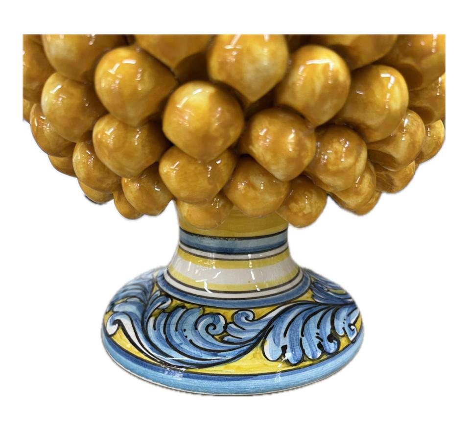 Pigna siciliana in ceramica giallo senape con base decorata Produzione artigianale di Caltagirone h.30cm