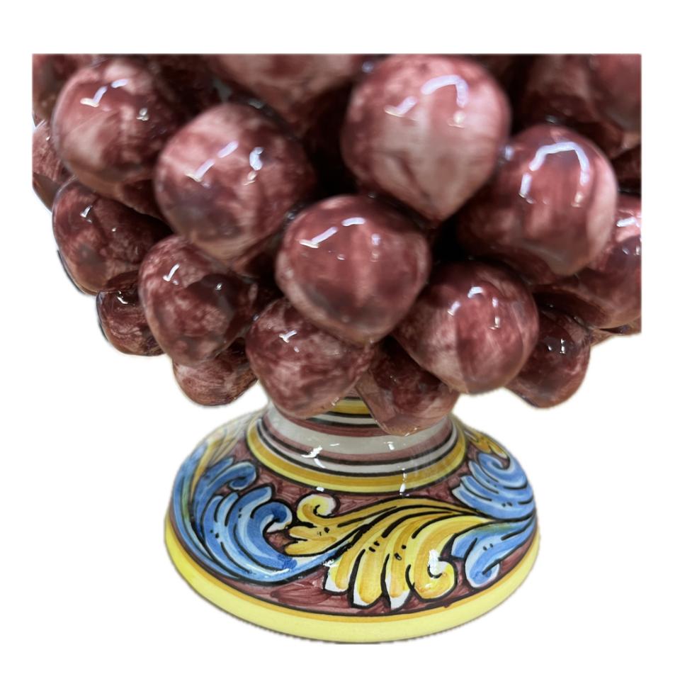 Pigna siciliana in ceramica bordeaux con base decorata Produzione artigianale di Caltagirone h.20cm