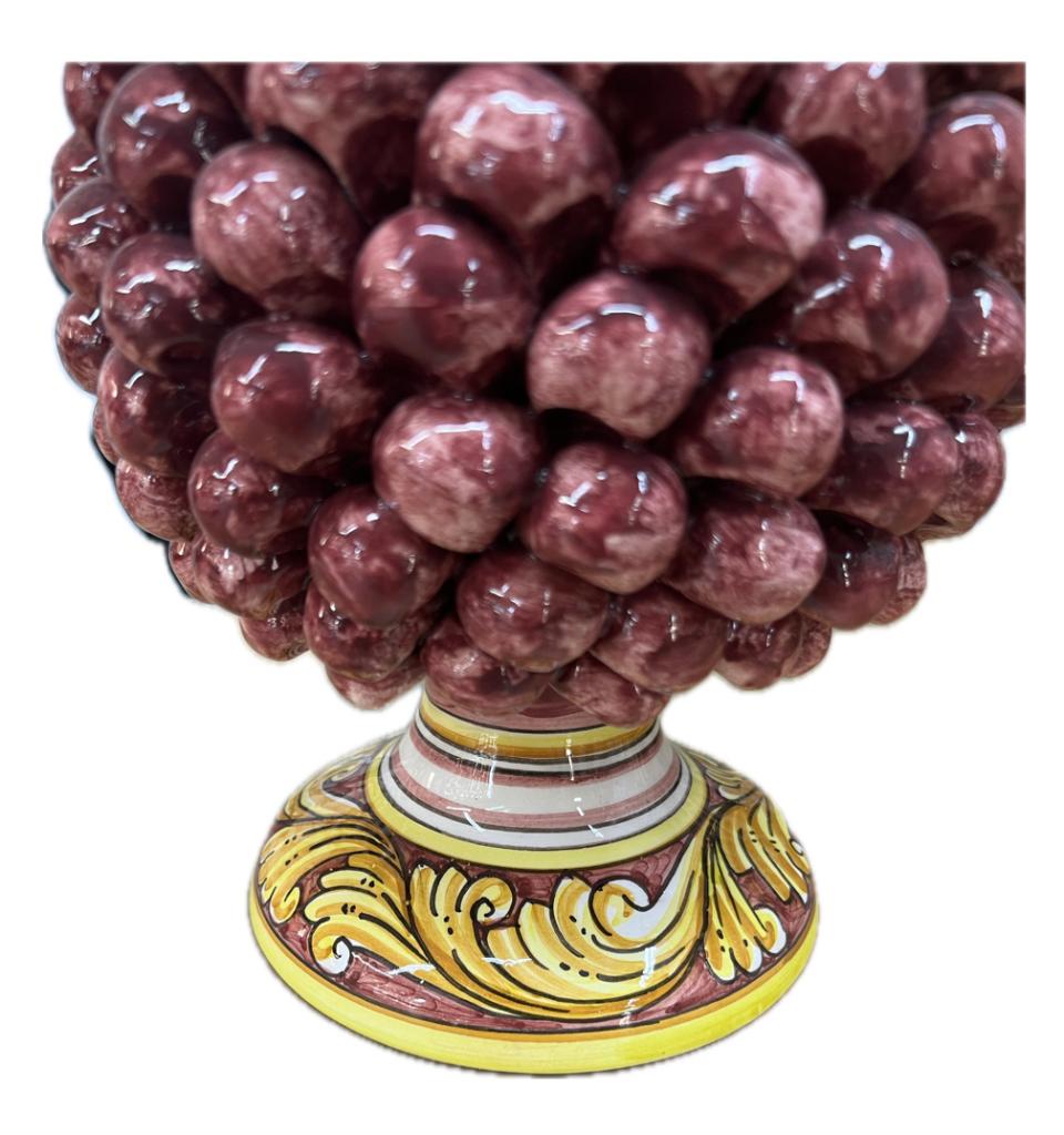 Pigna siciliana in ceramica bordeaux con base decorata Produzione artigianale di Caltagirone h.25cm