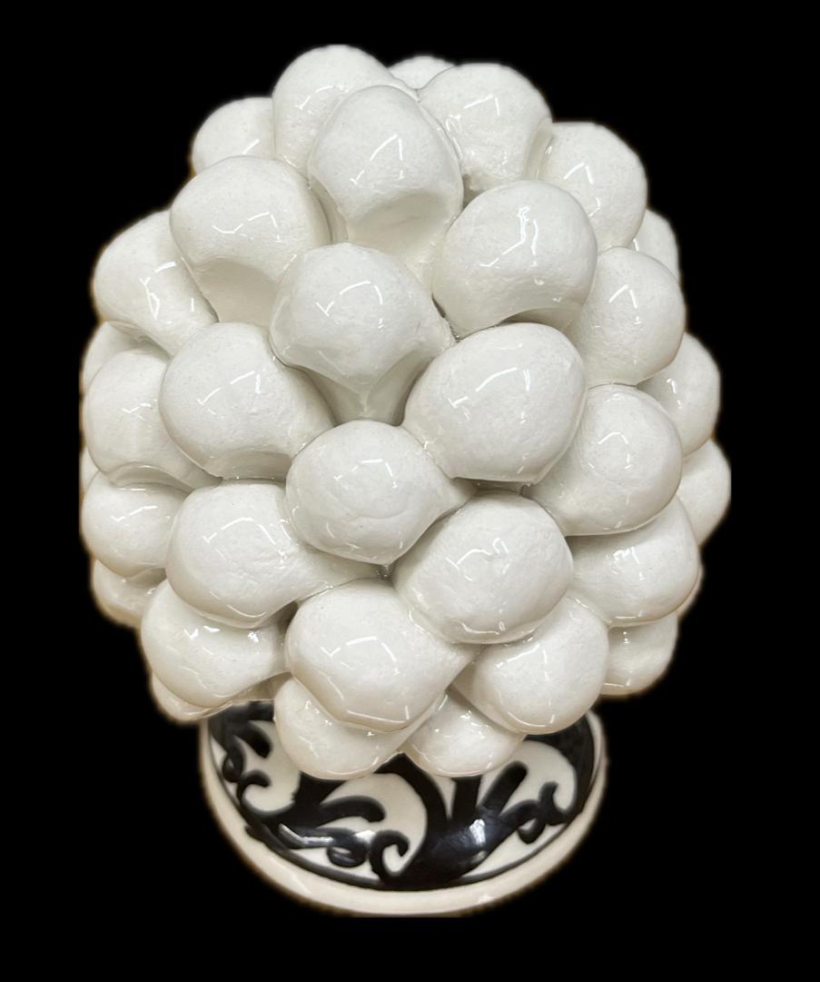 Pigna siciliana in ceramica con piede decorato bianca Produzione artigianale di Caltagirone H 12cm