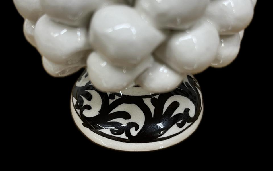 Pigna siciliana in ceramica con piede decorato bianca Produzione artigianale di Caltagirone H 12cm
