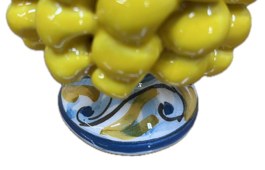 Pigna siciliana in ceramica con piede decorato gialla Produzione artigianale di Caltagirone H 12cm