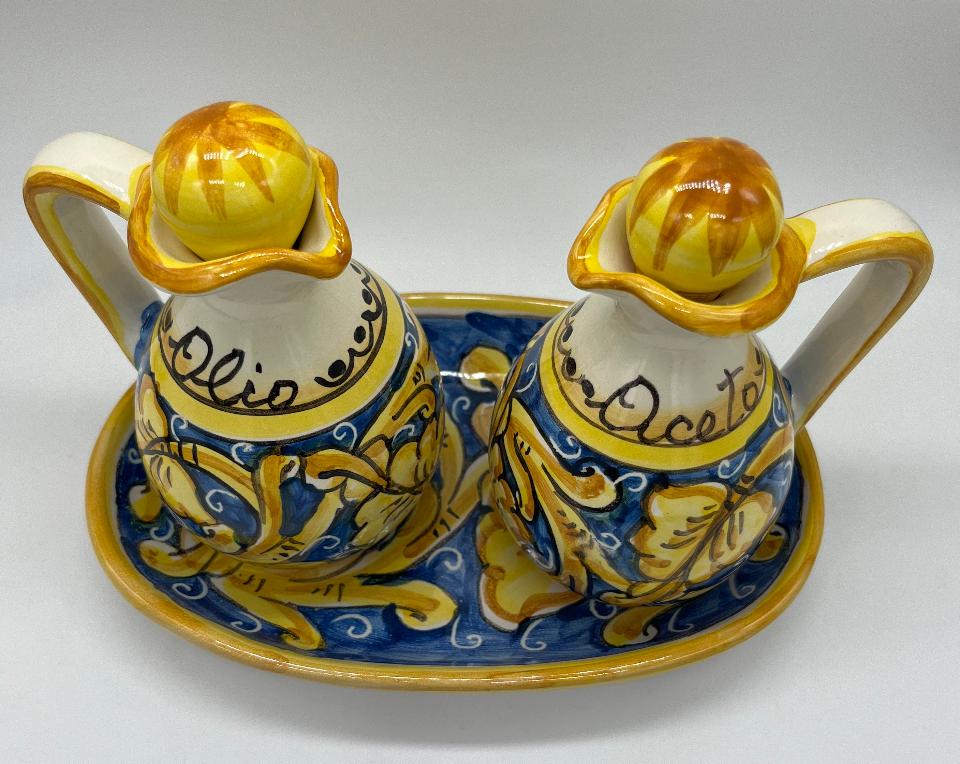 Set olio e aceto con vassoio decoro valentino blu e giallo Produzione artigianale Santo Stefano di Camastra h.15cm