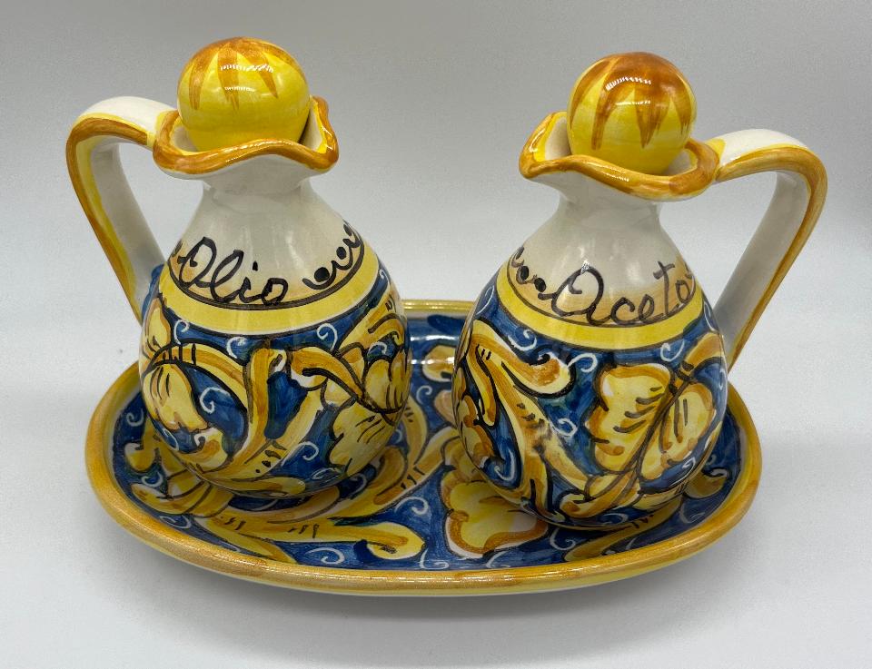 Set olio e aceto con vassoio decoro valentino blu e giallo Produzione artigianale Santo Stefano di Camastra h.15cm