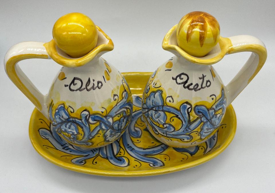 Set olio e aceto con vassoio decoro valentino giallo e blu Produzione artigianale Santo Stefano di Camastra h.15cm