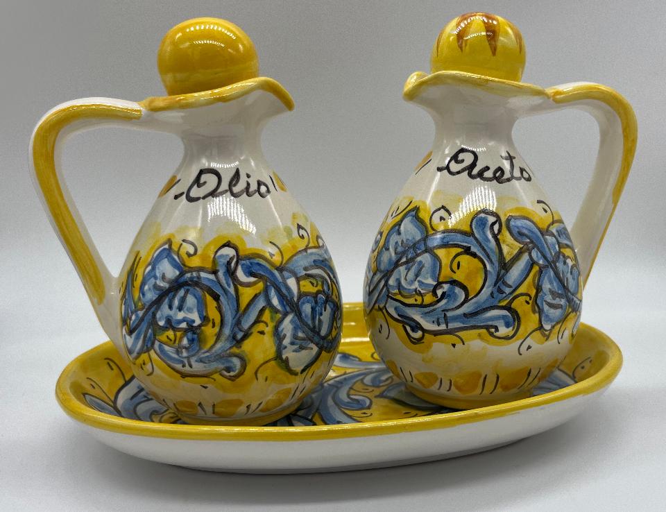 Set olio e aceto con vassoio decoro valentino giallo e blu Produzione artigianale Santo Stefano di Camastra h.15cm