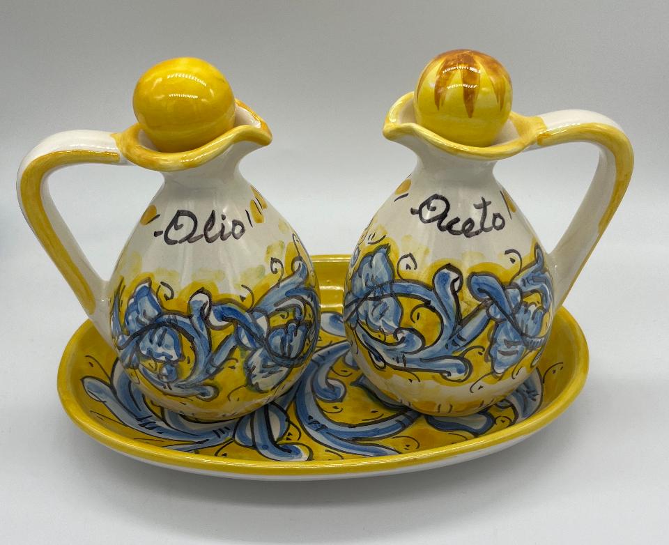 Set olio e aceto con vassoio decoro valentino giallo e blu Produzione artigianale Santo Stefano di Camastra h.15cm