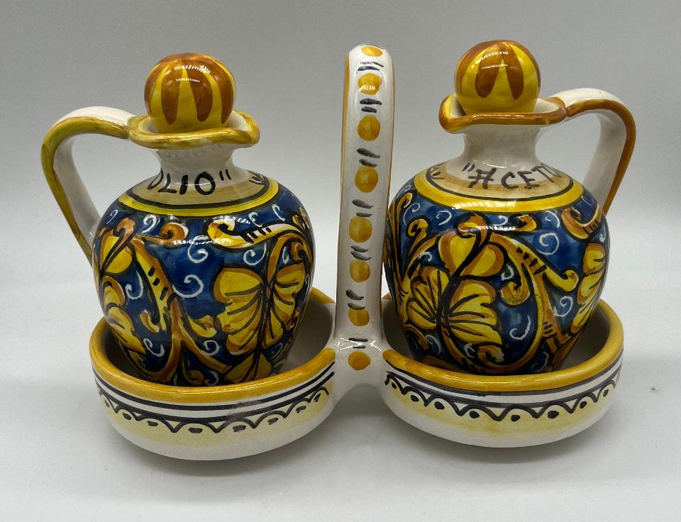 Set olio e aceto bombato con cestello decoro valentino blu e giallo Produzione artigianale Santo Stefano di Camastra h.15cm