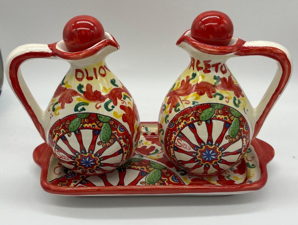 Set olio e aceto con vassoio decoro rosso con carretto siciliano in ceramica siciliana Produzione artigianale Santo Stefano di Camastra h.18cm