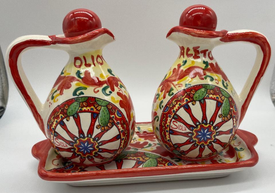 Set olio e aceto con vassoio decoro rosso con carretto siciliano in ceramica siciliana Produzione artigianale Santo Stefano di Camastra h.18cm