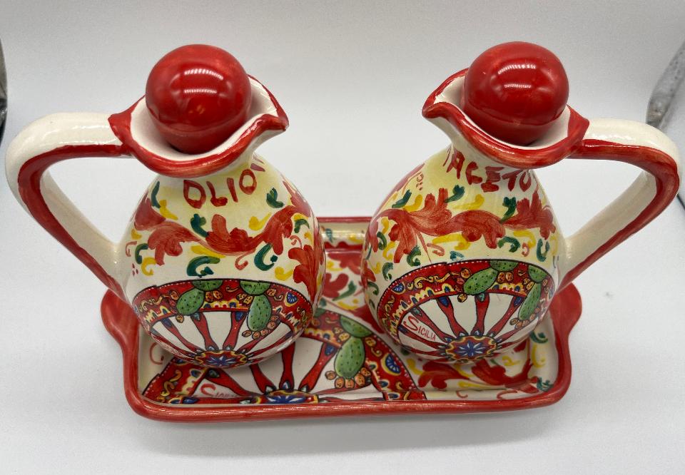 Set olio e aceto con vassoio decoro rosso con carretto siciliano in ceramica siciliana Produzione artigianale Santo Stefano di Camastra h.18cm