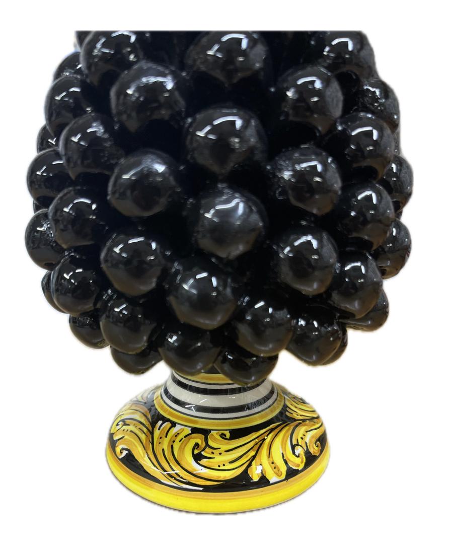 Pigna siciliana in ceramica nera con piede decorato giallo Produzione artigianale di Caltagirone H 20cm