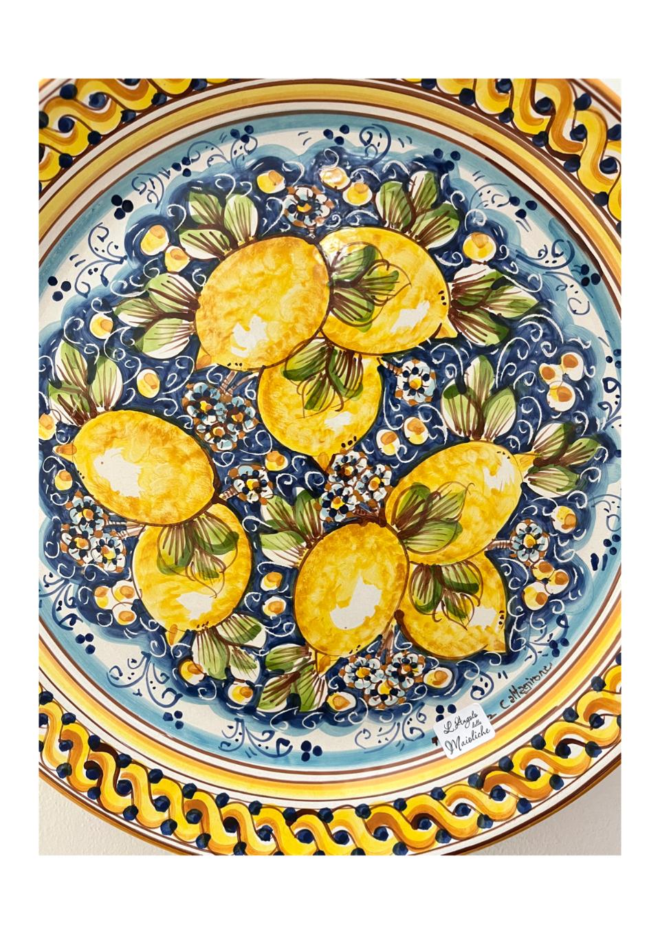 Piatto con limoni in ceramica siciliana da parete fondo blu Produzione artigianale di Caltagirone diametro 43cm