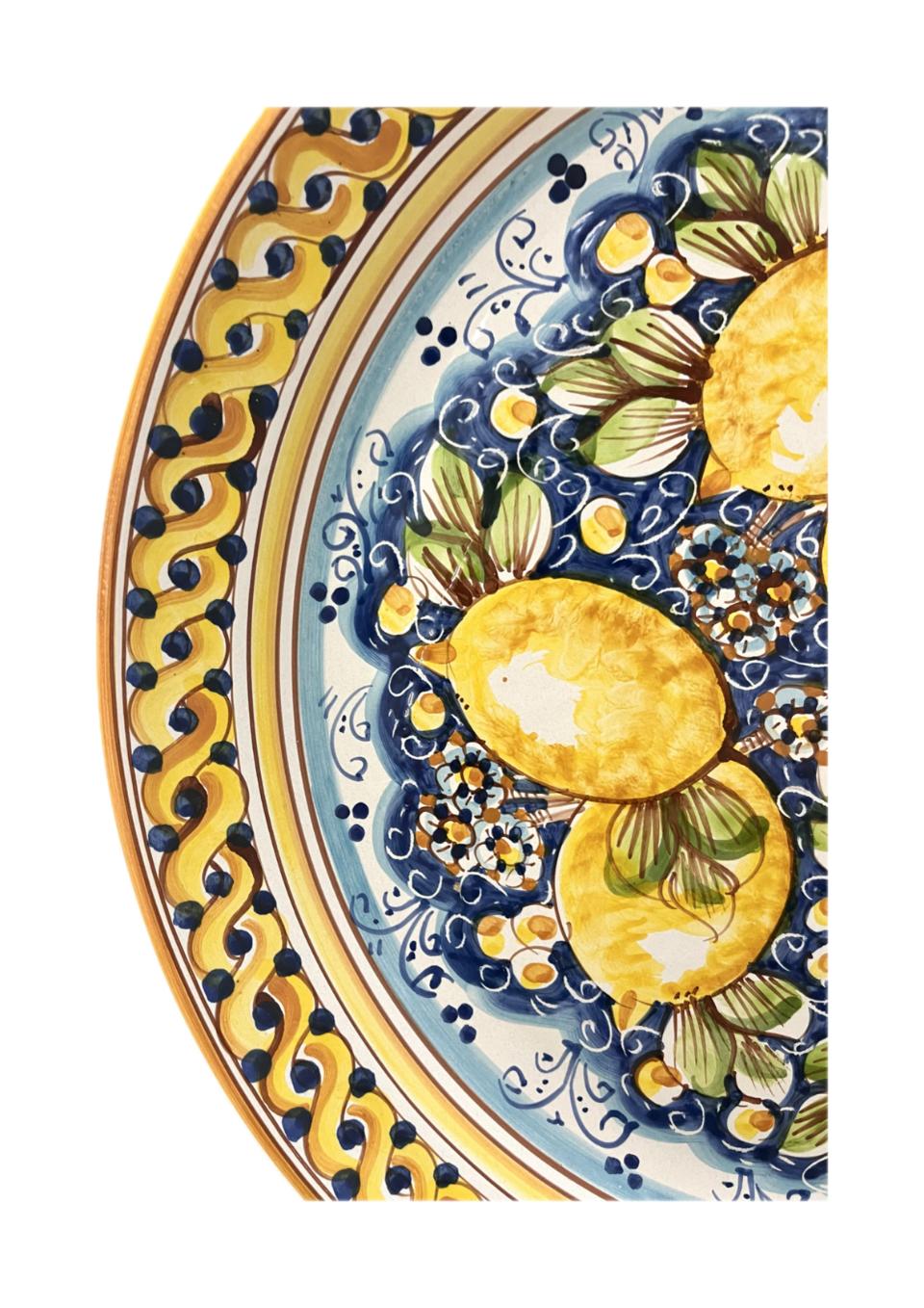 Piatto con limoni in ceramica siciliana da parete fondo blu Produzione artigianale di Caltagirone diametro 43cm