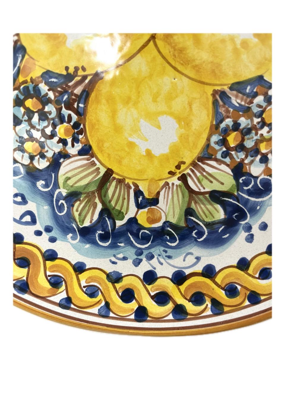 Piatto ornamentale da parete decoro limoni con treccia fondo blu in ceramica siciliana Produzione artigianale di Caltagirone diametro 26cm
