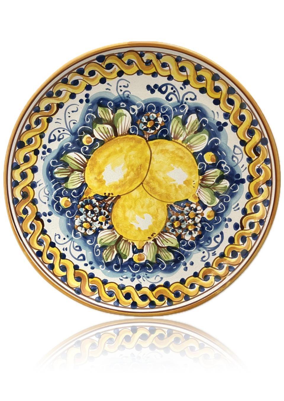 Piatto ornamentale da parete decoro limoni con treccia fondo blu in ceramica siciliana Produzione artigianale di Caltagirone diametro 26cm